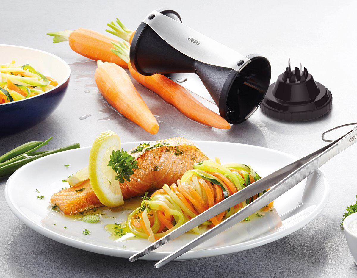 Zalmfilet met spiraalgroenten in citroenboter