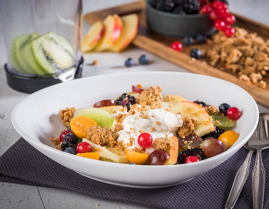 Fruitsalade met kwarkroom en crumble