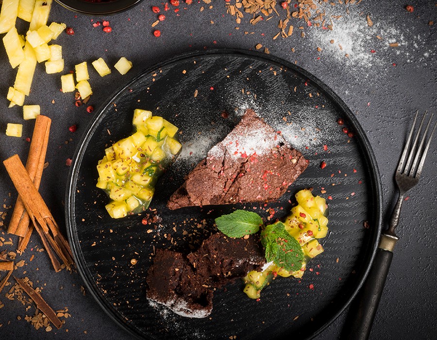 Chocolade brownies met ananas en munt garnering