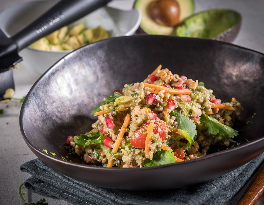 Quinoasalade met avocado, granaatappel en walnoten