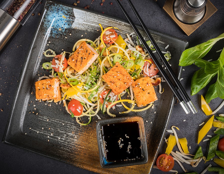 Aziatische roerbakrijst met zalm en sojasaus