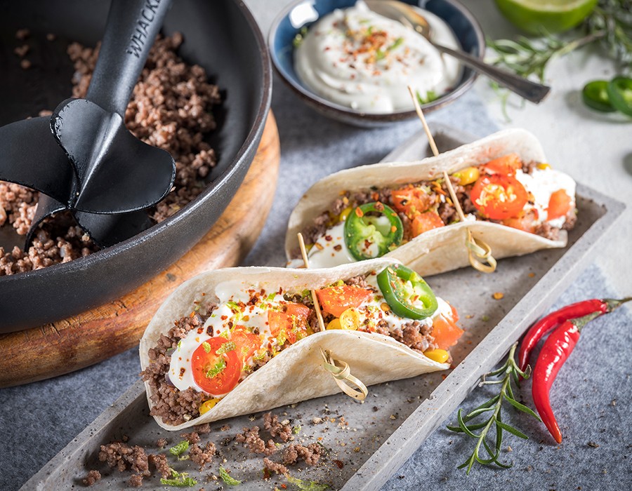 Mexicaanse taco's met gehakt en zure room